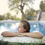 femme se baignant dans une piscine
