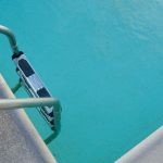 installer et fixer echelle piscine enterree