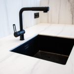 comment enlever traces blanches évier noir