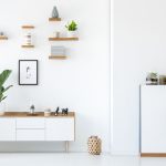 Fixer une étagère sans percer : comment faire ?