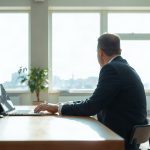 Employé consultant son espace RH sur ordinateur
