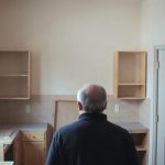 Cuisine inachevee avec caissons vides, chantier interrompu