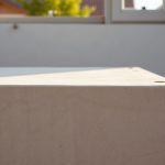 Ouvrier lissant une dalle de béton frais sur chantier