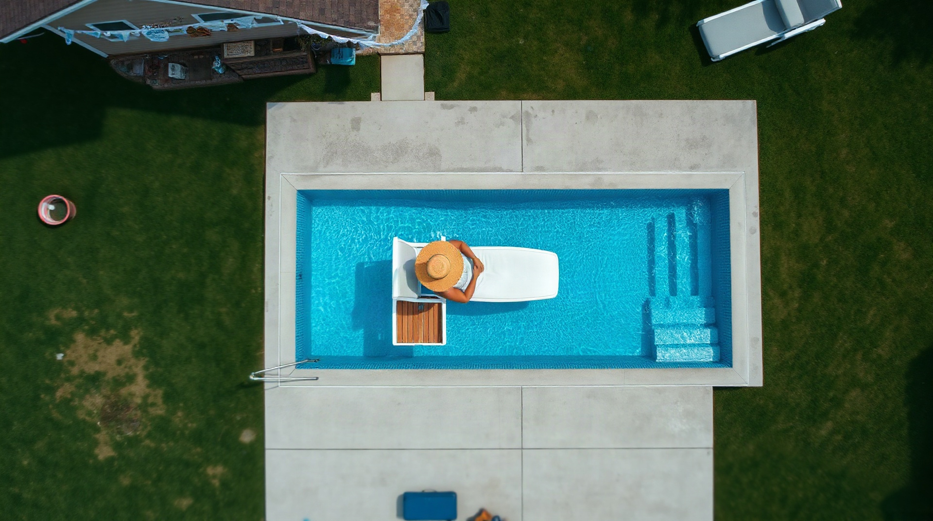 Piscine enterrée de petite taille dans un jardin résidentiel