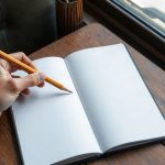 Artiste réalisant un croquis rapide au crayon