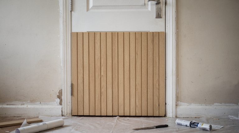 Rénovation d'une porte intérieure avec des lames de bois adhésives